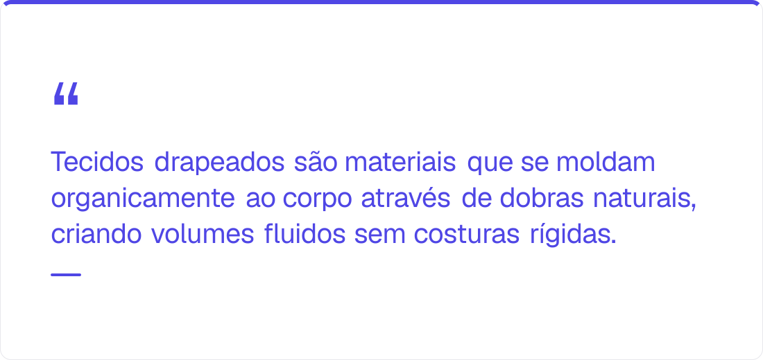 Tecidos drapeados são materiais que se moldam organicamente ao corpo através de dobras nat